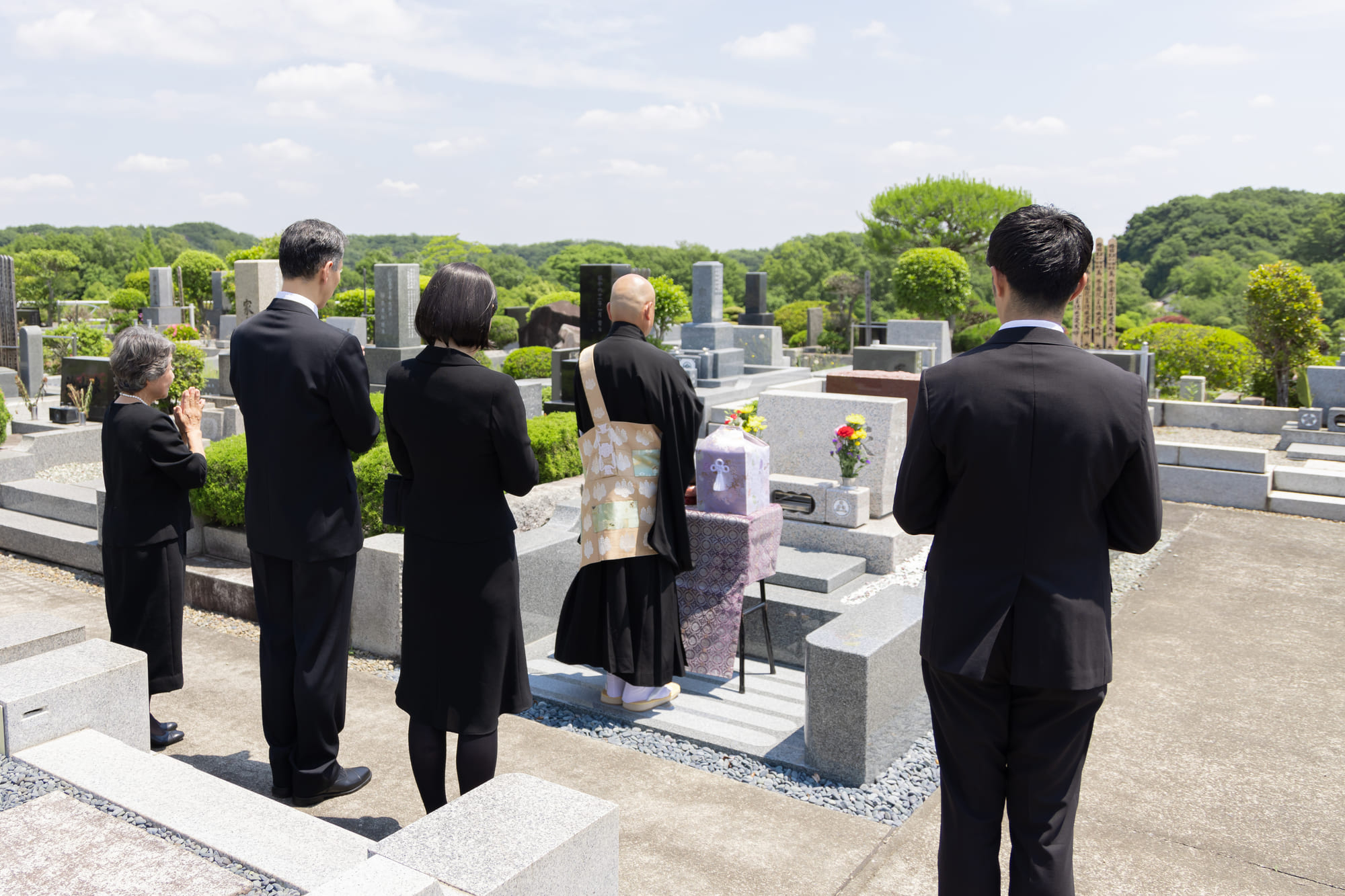 納骨式・四十九日の法要について！49日よりも早くて大丈夫！事前準備から当日の流れ・お布施や相場費用も解説